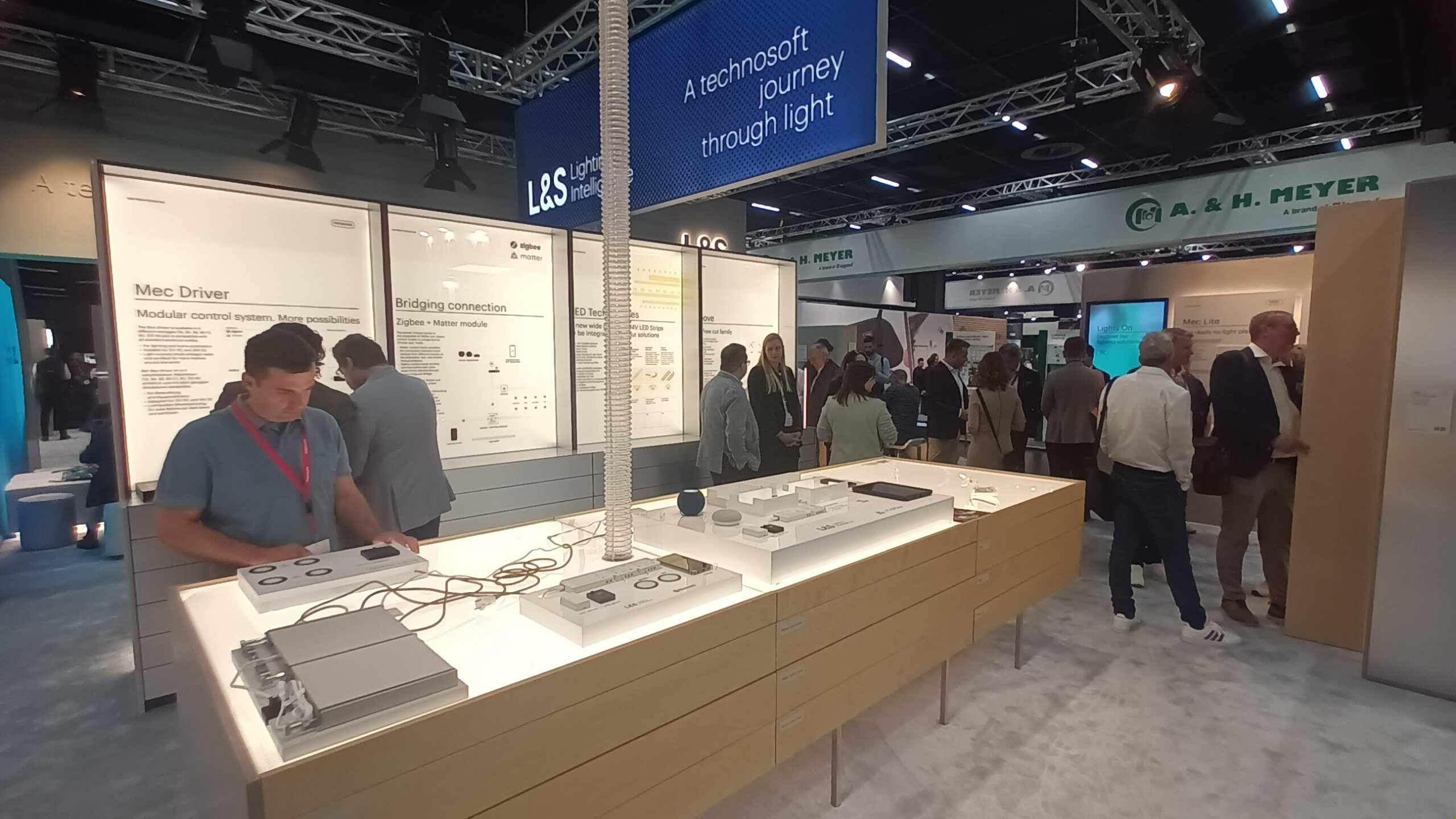 stand_L&S Stand_L&S_