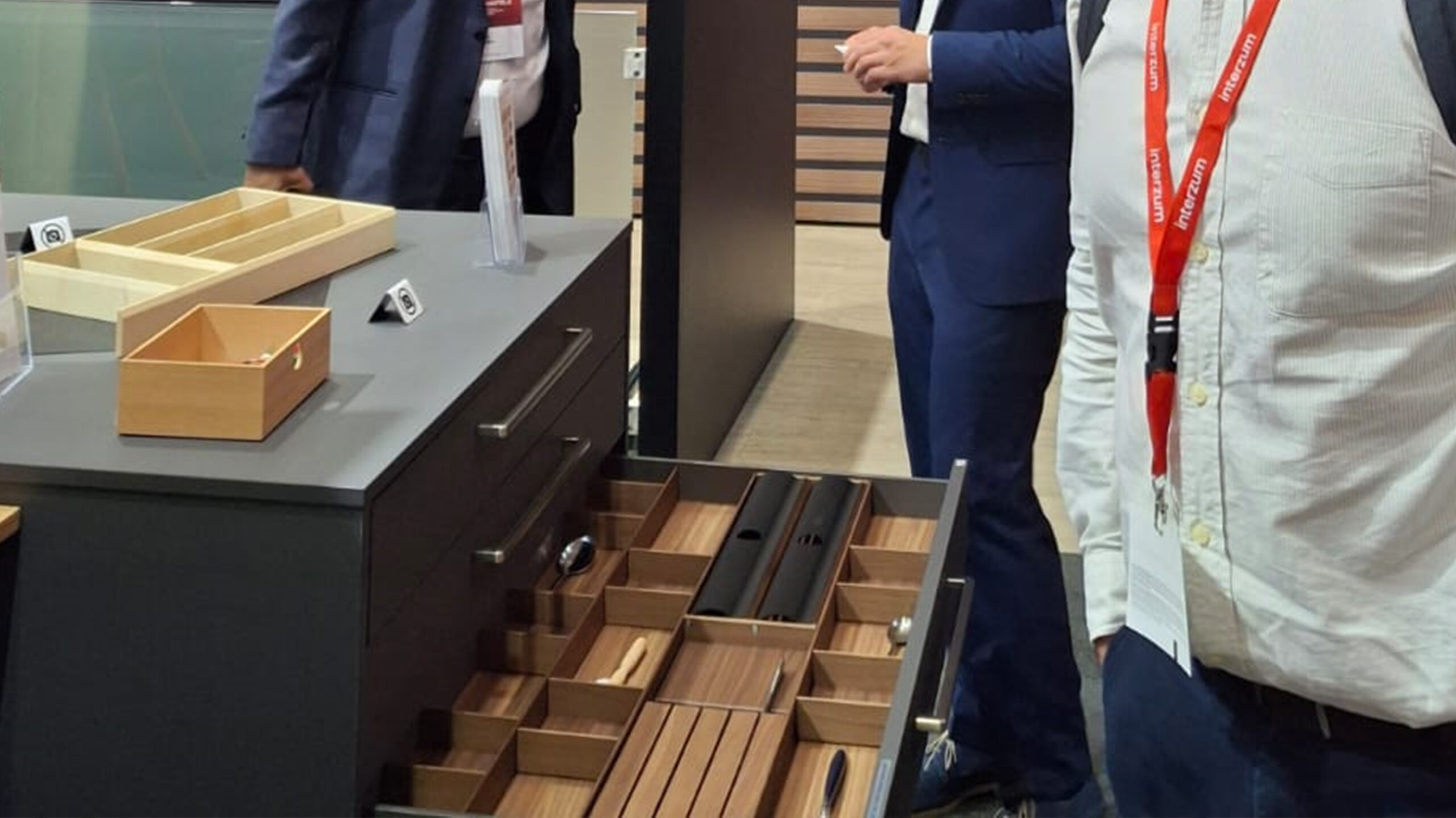 stand_F.I.T_agency_ stand_F.I.T_agency_