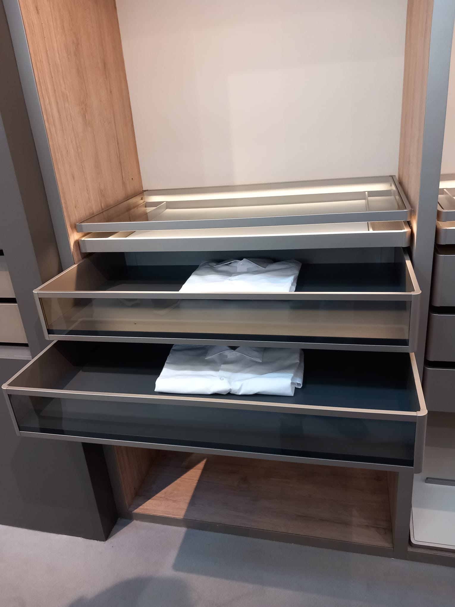 interiorismo-armario-mira-bronce-cosma-2