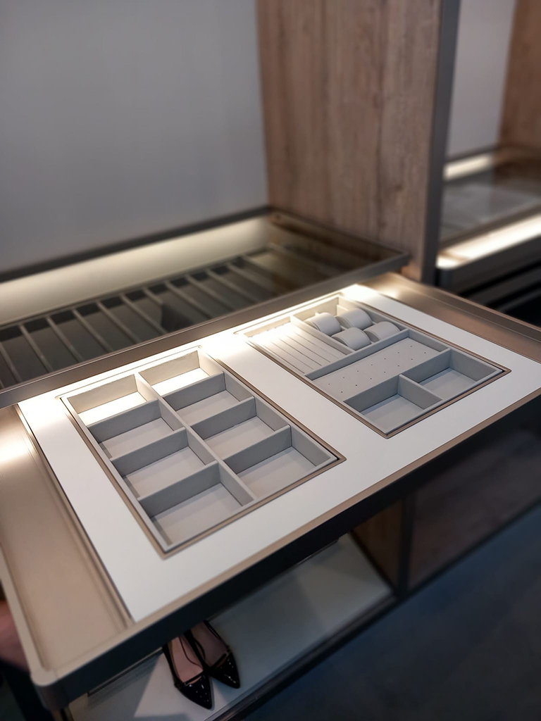 interiorismo-armario-mira-bronce-cosma