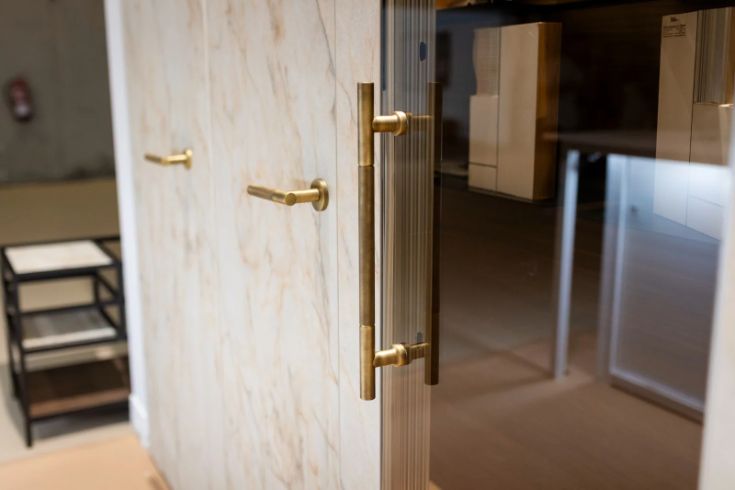 tirador-puerta-ags-system-moderno-porcelanico-cristal